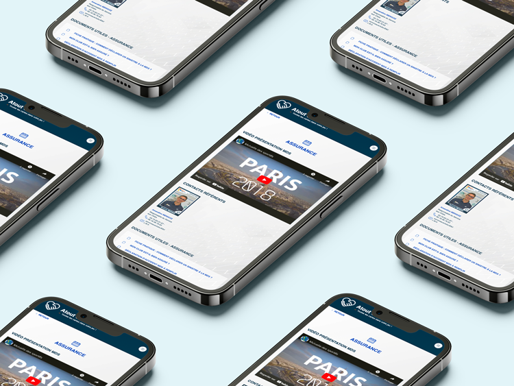 Image d'une série de smartphones alignés sur un fond bleu clair, chacun montrant une application de nouvelles sportives avec le titre "PARIS 2018" sur l'écran, appartenant au site Ligue de Foot.